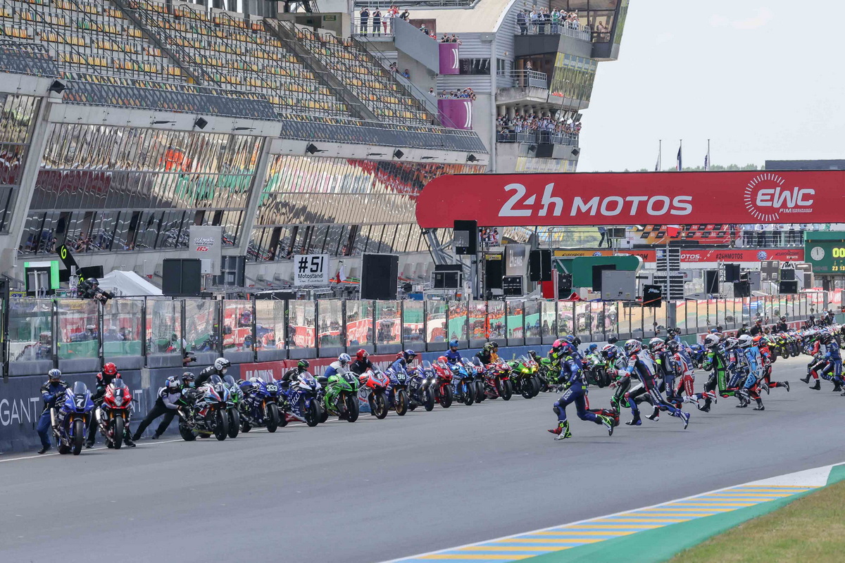 Старт 44-й гонки 24 Heures Motos 2021 года