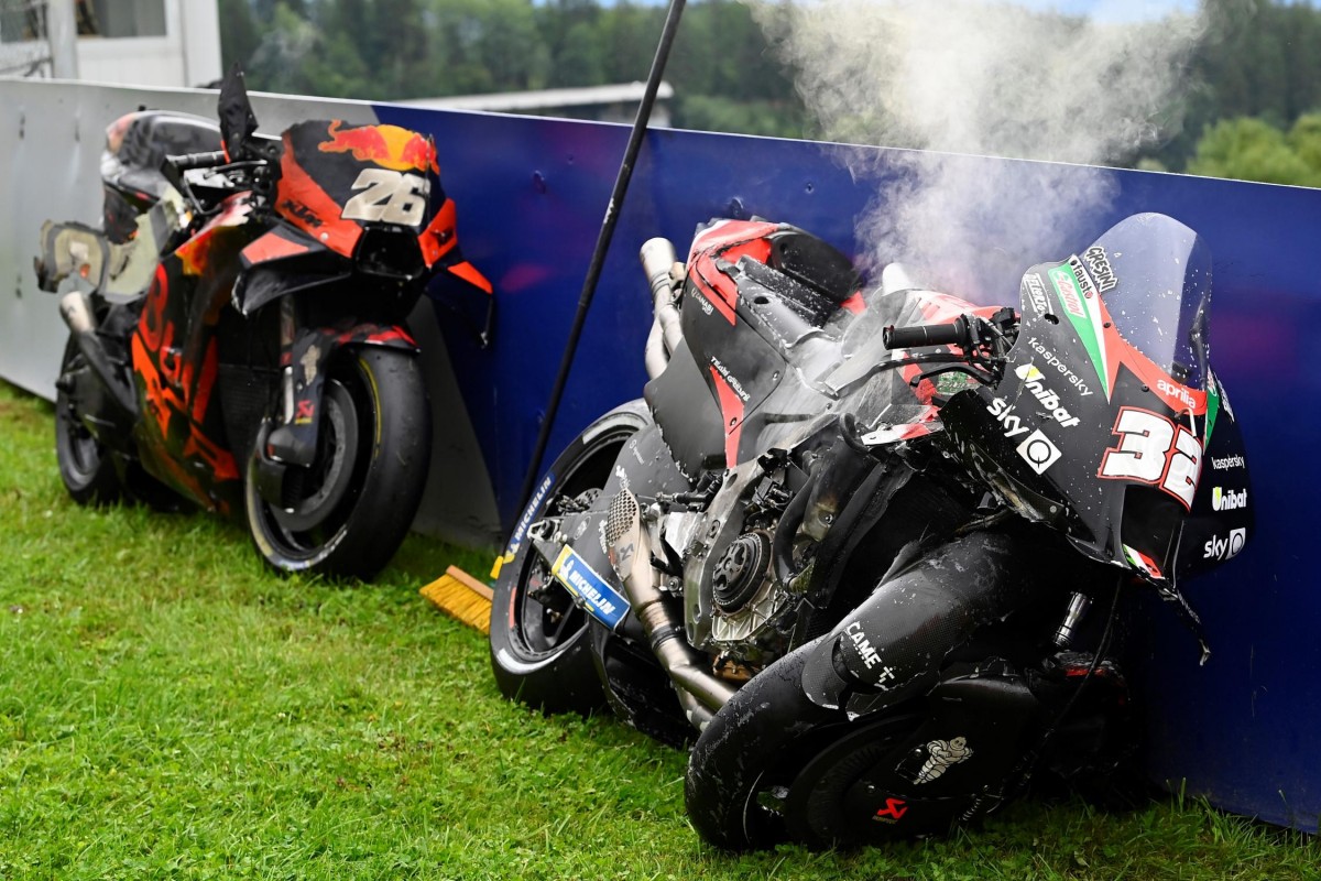 Последствия аварии на Гран-При Штирии - два полностью уничтоженных мотоцикла