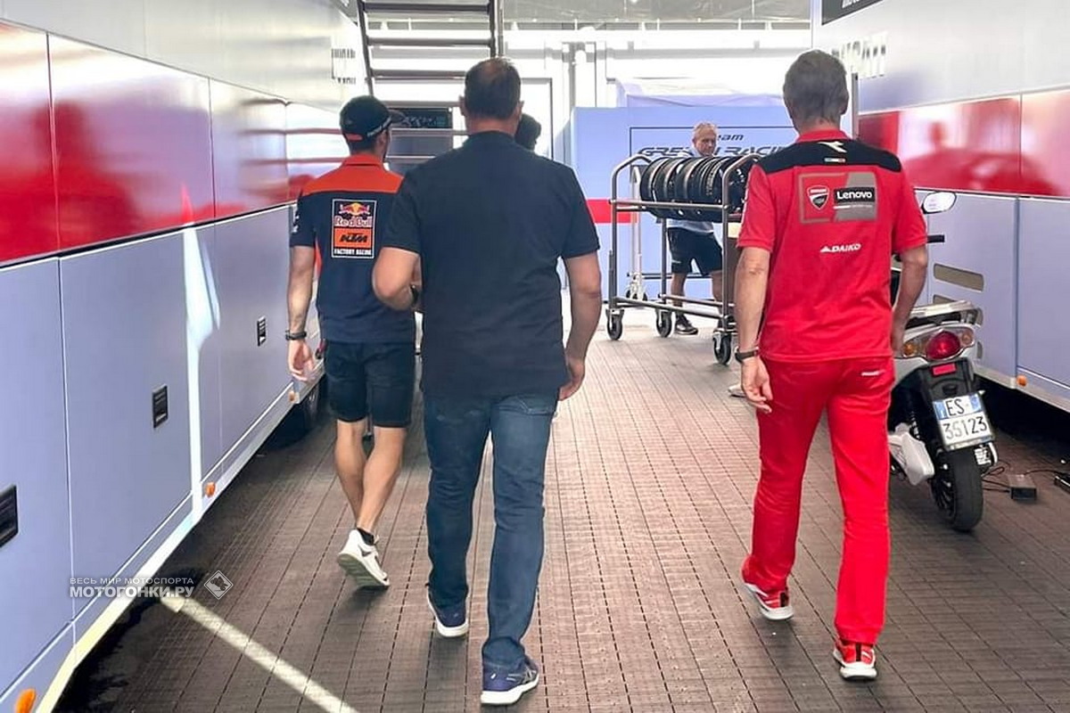 Мигеля в сопровождении отца и босса Ducati Паоло Чьабатти подловили на входе в Gresini Racing в Ле-Мане