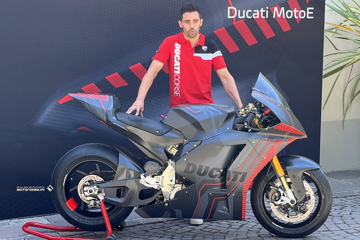 Миккеле Пирро на борту прототипа MotoE Ducati V21L