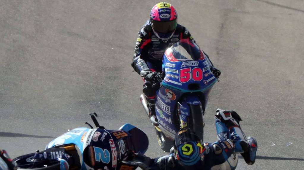Момент наезда соперника на упавшего Джейсона Дюпаскье, квалификация Гран-При Италии Moto3 2021