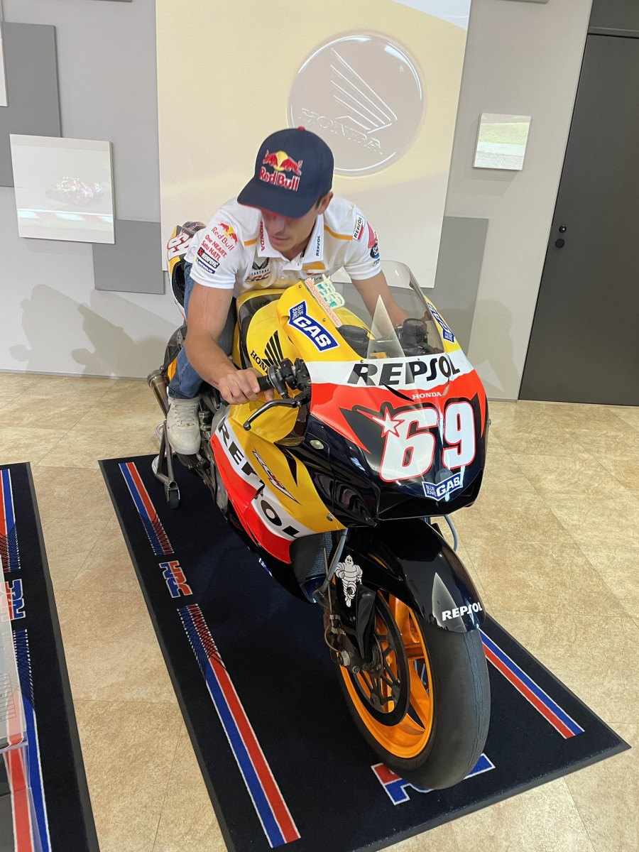 Марк Маркес в седле Honda RC211V чемпиона MotoGP Никки Хейдена в Музее Мотеги