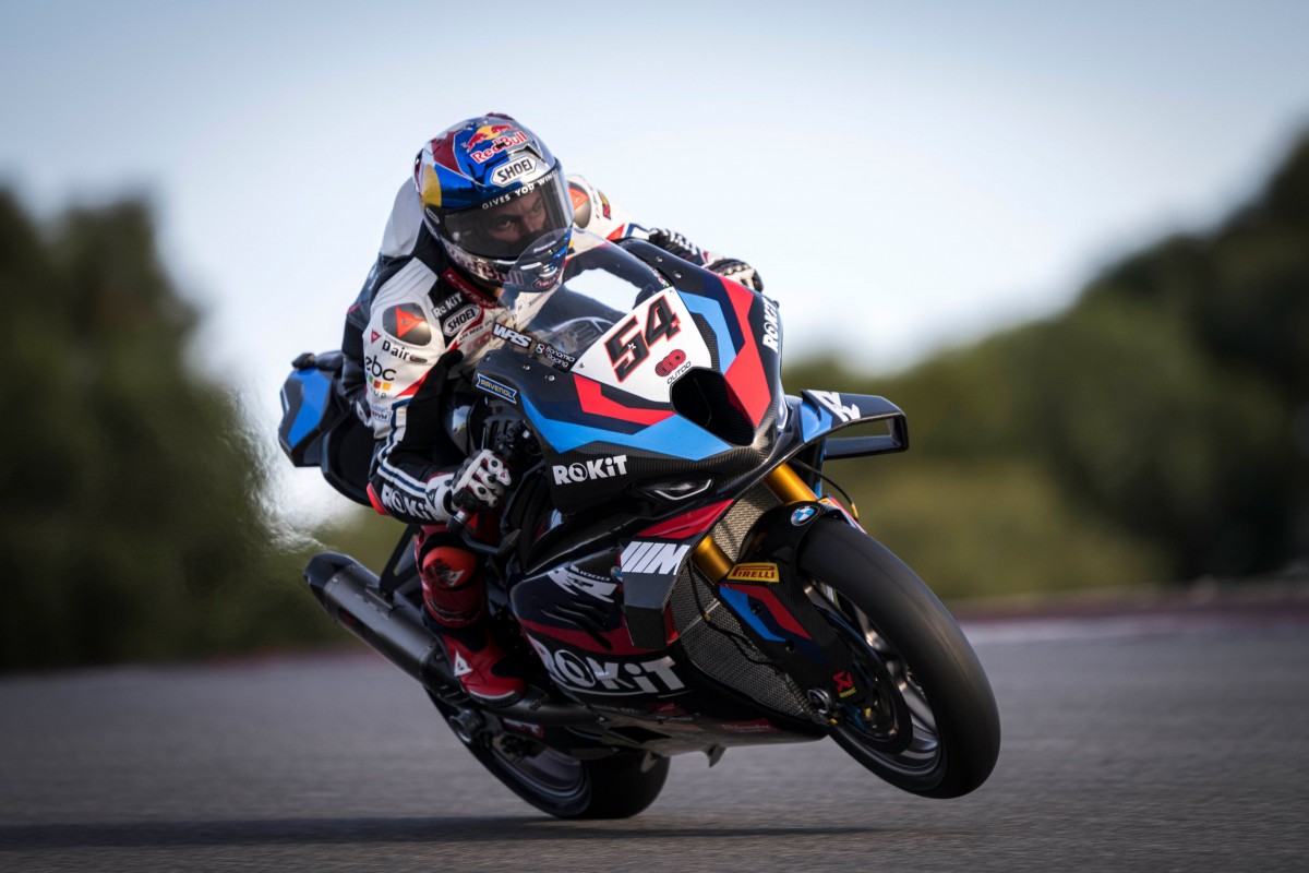 Топрак Разгатлиоглу в цветах BMW Motorrad Motorsport WorldSBK team на тестах в Портимао