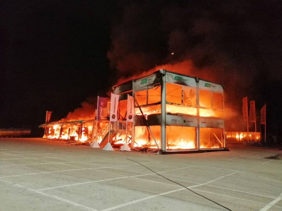 Фотографии грандиозного пожара в лагере MotoE из Хереса облетели Интернет за час после события