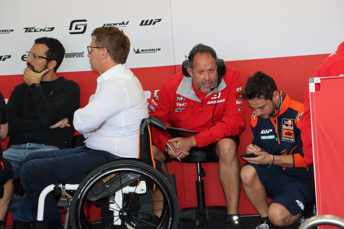 Пол Треватан (в центре фото) достался Педро Акосте вместе с командой Пола Эспаргаро, GASGAS Factory Racing