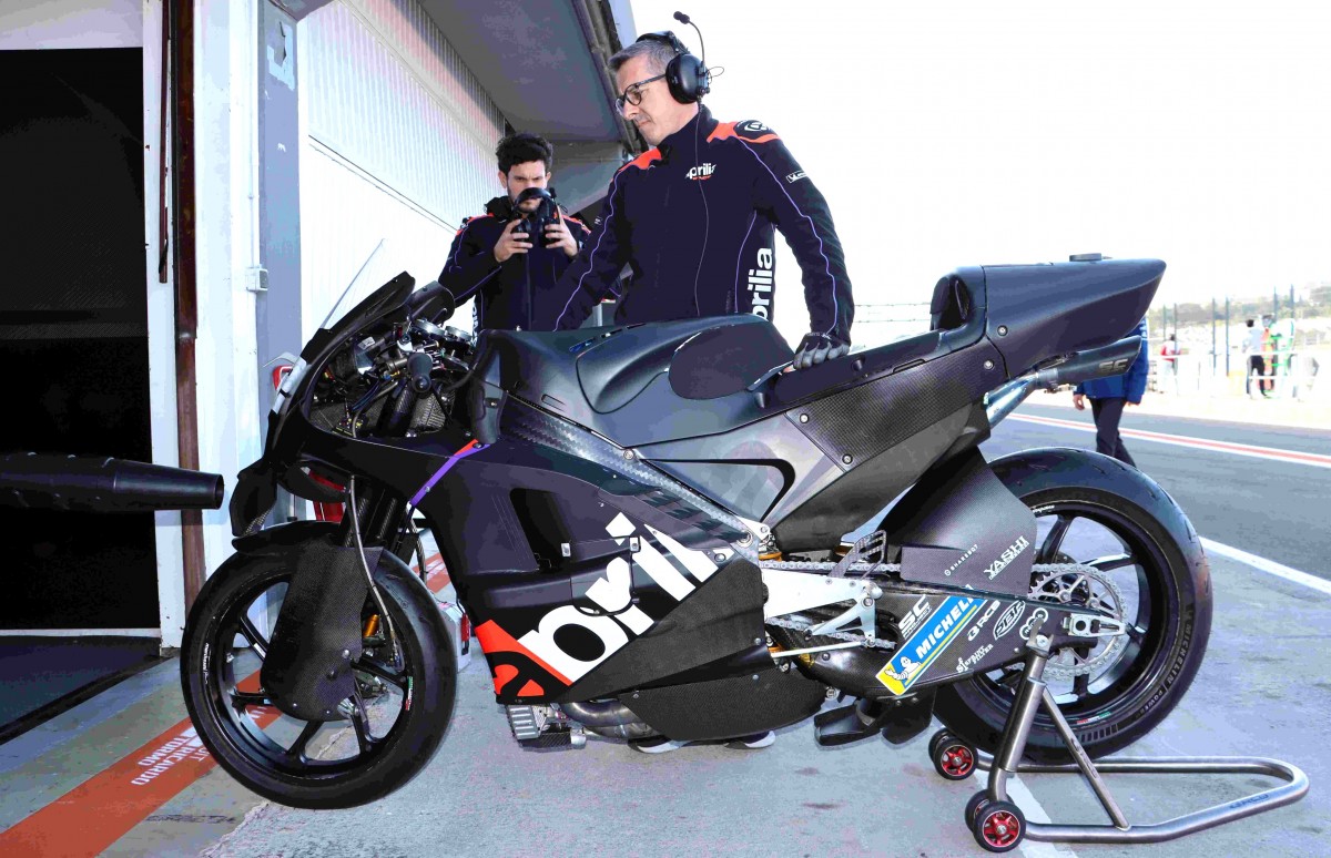 Новый Aprilia RS-GP 2024 года на тестах IRTA MotoGP в Валенсии