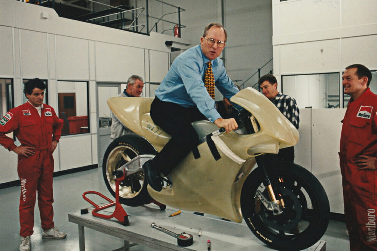 Кенни Робертс в седле прототипа Modenas (Proton KR)