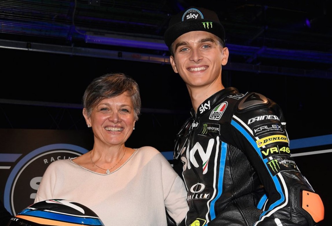 Лука Марини в цветах Sky Racing Team VR46 с мамой, Стефанией Пальма