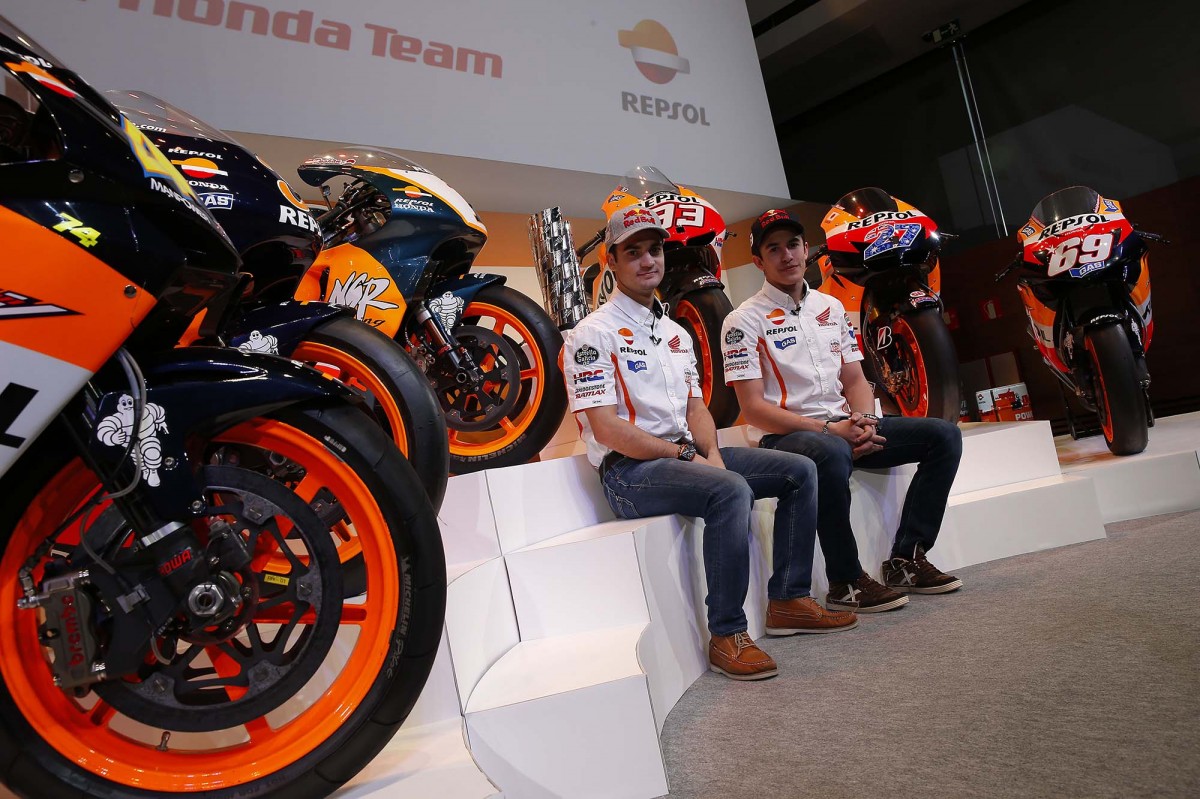 Дани Педроса и Марк Маркес в музее Honda в Мотеги среди чемпионских прототипов MotoGP