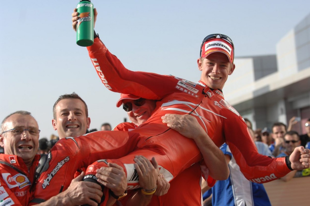 Кейси Стоунер начал сезон MotoGP 2007 года победой в Катаре