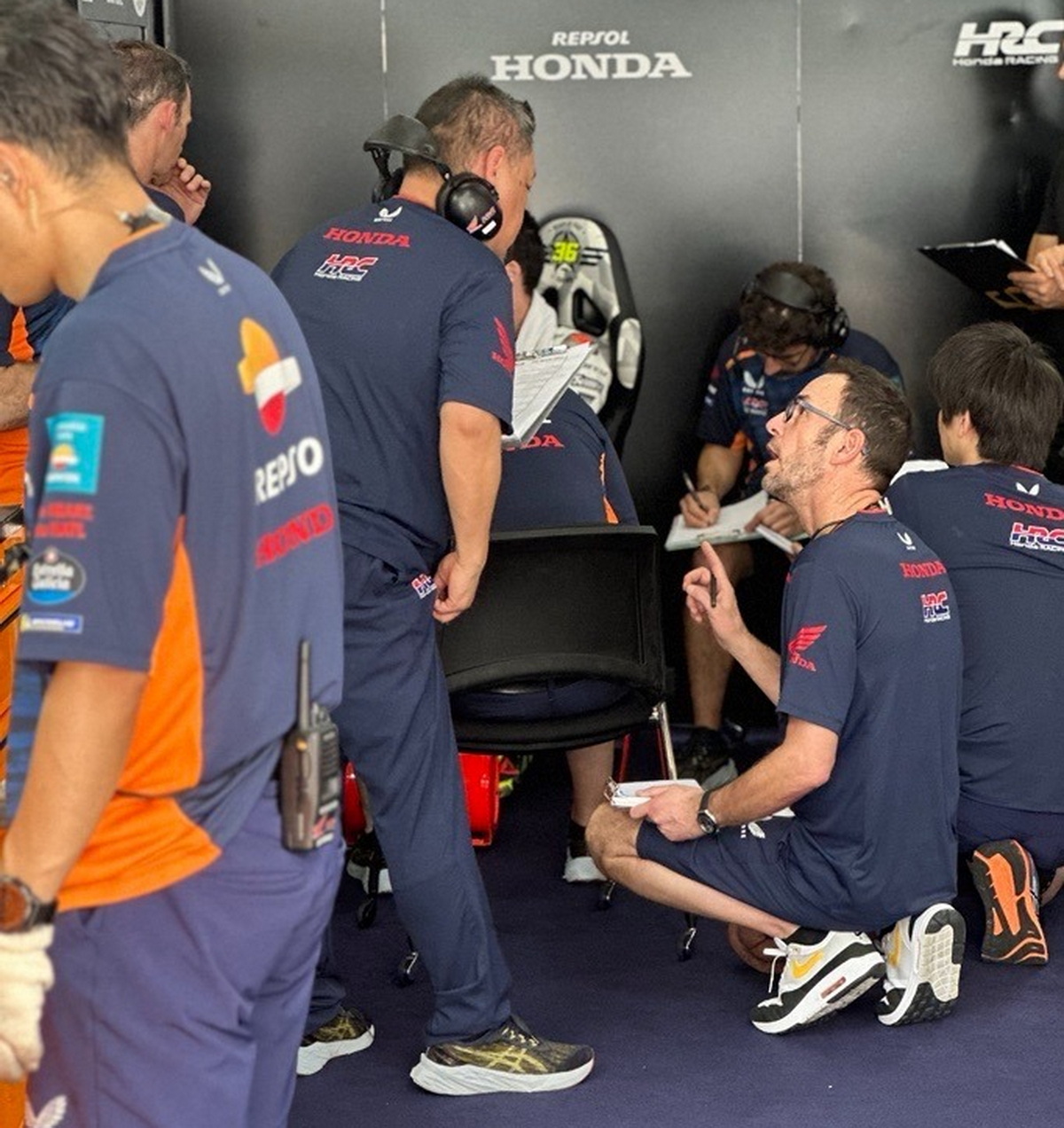 Тесты IRTA MotoGP Sepang: Кен Каваюти общается с Алексом Баумгертелем, одетым в форму HRC
