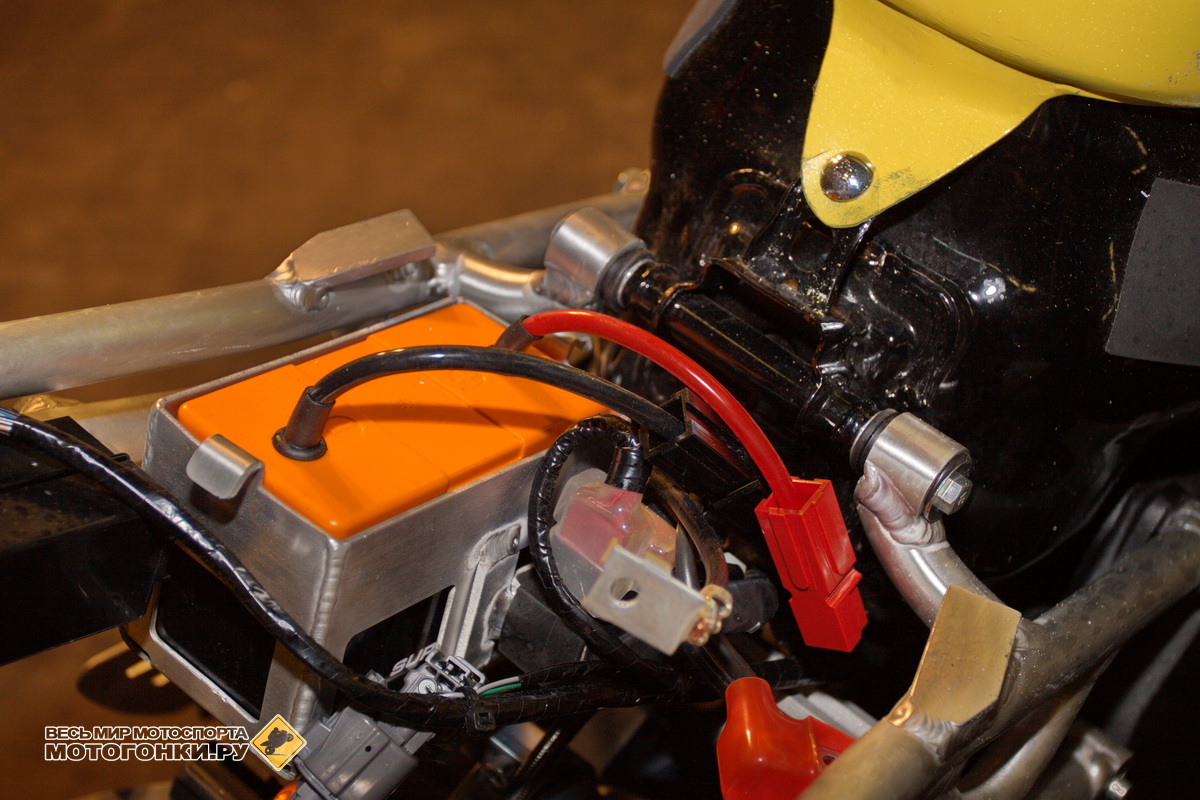 Одна из первых супер батарей для мотогонок - Ten Kate Honda CBR600RR команды Forspeed Honda