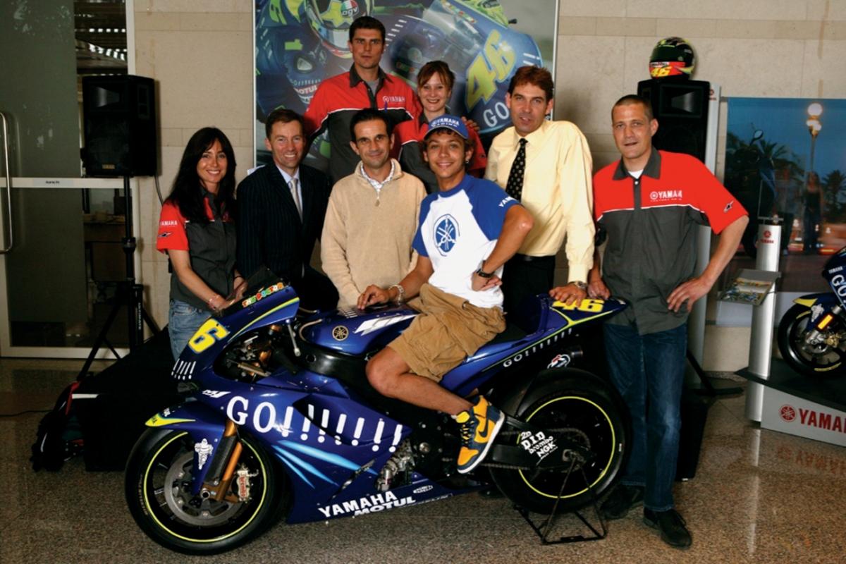 Семейное фото - Валентино Росси принес Yamaha первый титул в MotoGP