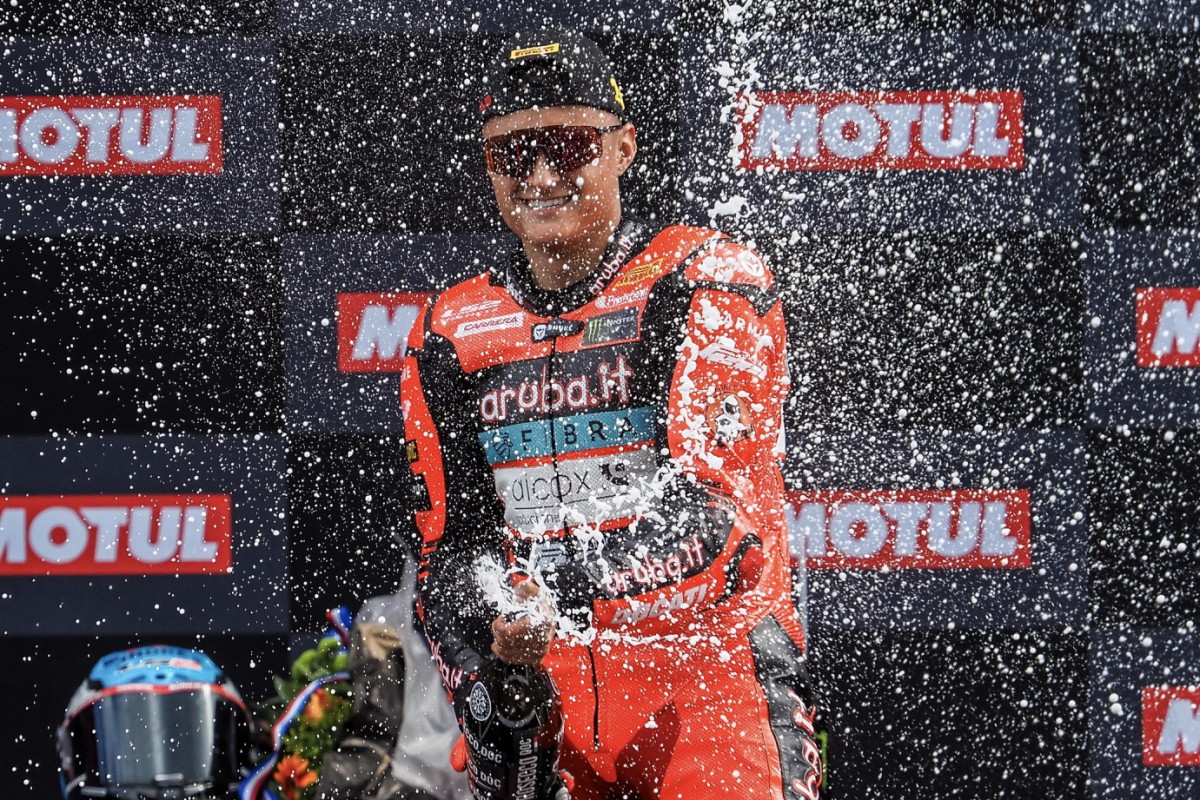 Адриен Уэртас выиграл первую гонку в World Supersport с Ducati