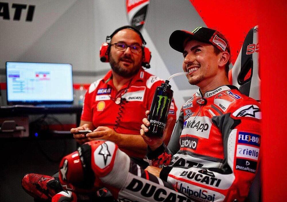 Фабиано Стерлаккини в Ducati Team с Хорхе Лоренцо (2018) Фабиано Стерлаккини в Ducati Team с Хорхе Лоренцо (2018)