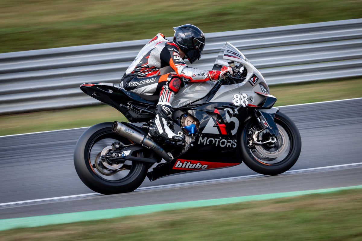 Артем Мараев и команда СКАРТИМ BMW Motorrad: выход из Т12 - почти всегда в wheelie Артем Мараев и команда СКАРТИМ BMW Motorrad: выход из Т12 - почти всегда в wheelie