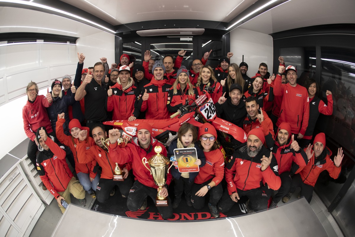 Team Honda HRC празднует первую победу сезона MXGP 2025 года Team Honda HRC празднует первую победу сезона MXGP 2025 года