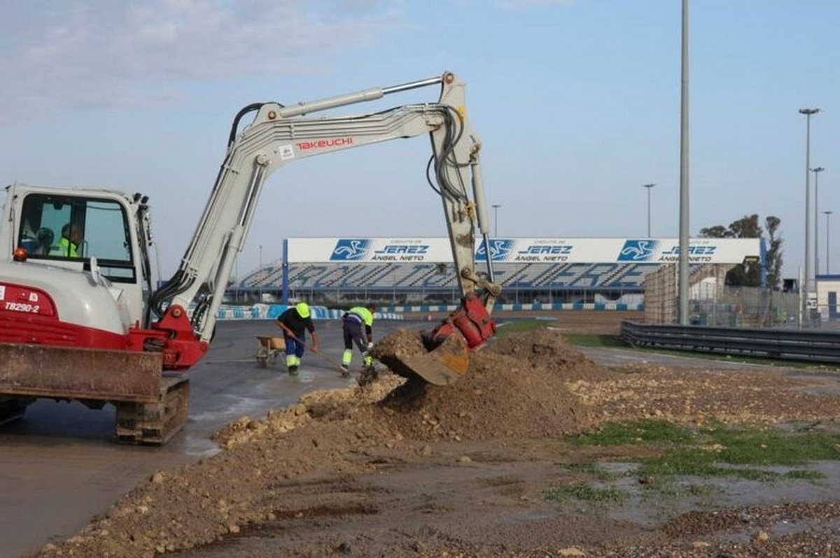На Circuito de Jerez идет разбор завалов после наводнения На Circuito de Jerez идет разбор завалов после наводнения