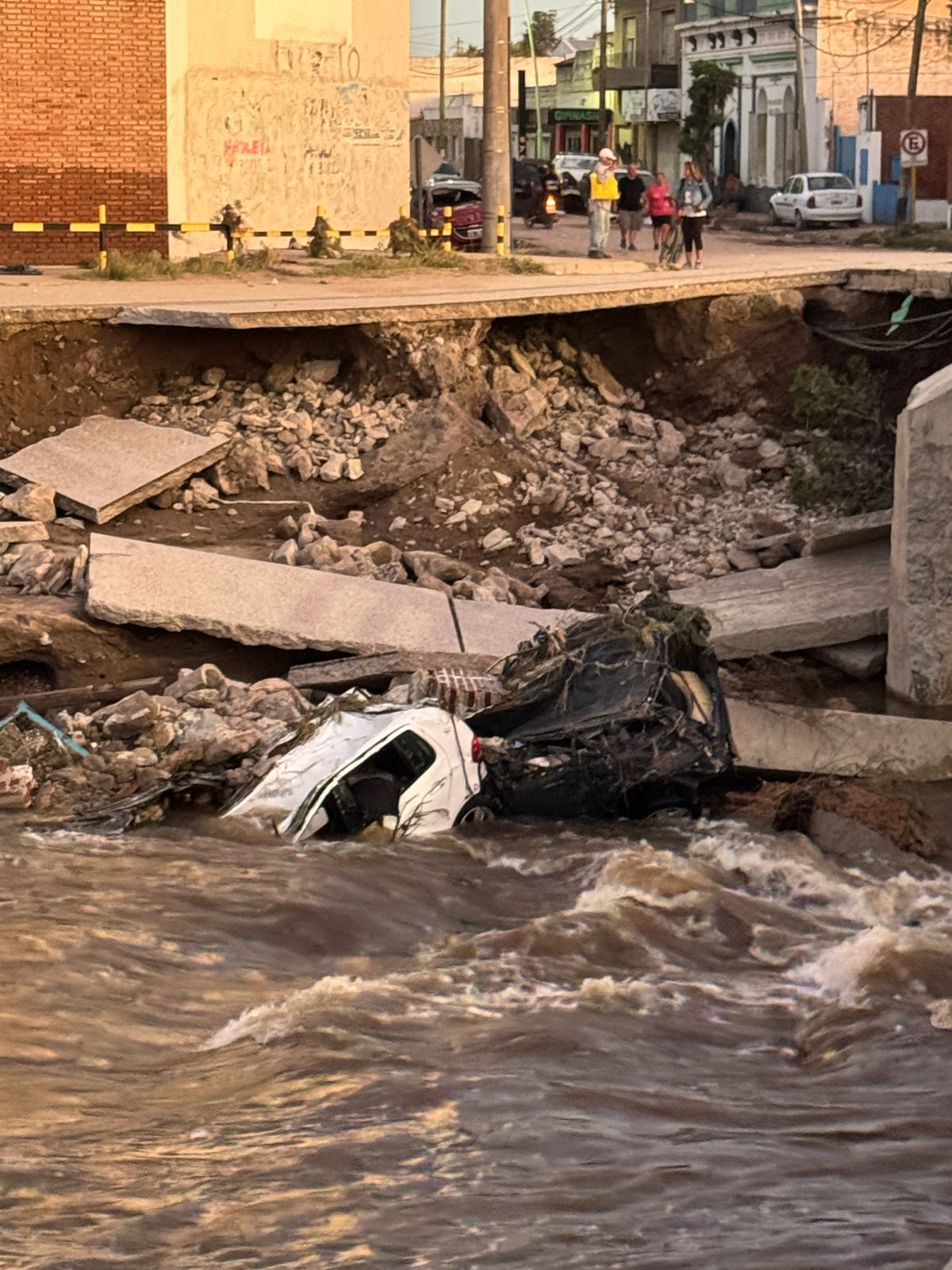Последствия наводнения в Байя-Бланка Последствия наводнения в Байя-Бланка