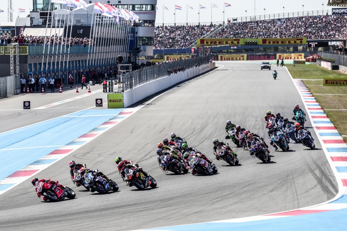 Старт субботней гонки WorldSBK в Ассене Старт субботней гонки WorldSBK в Ассене