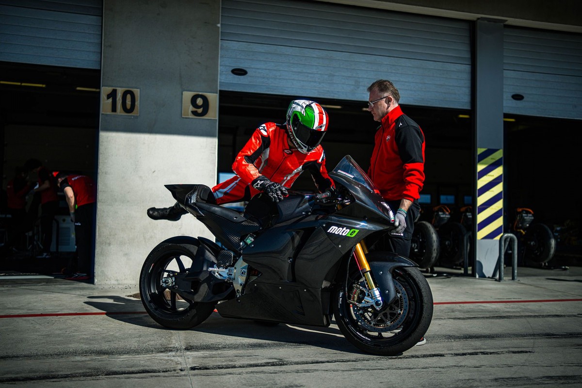 Тест-пилот Ducati Франко Баттаини на новом V21L Тест-пилот Ducati Франко Баттаини на новом V21L