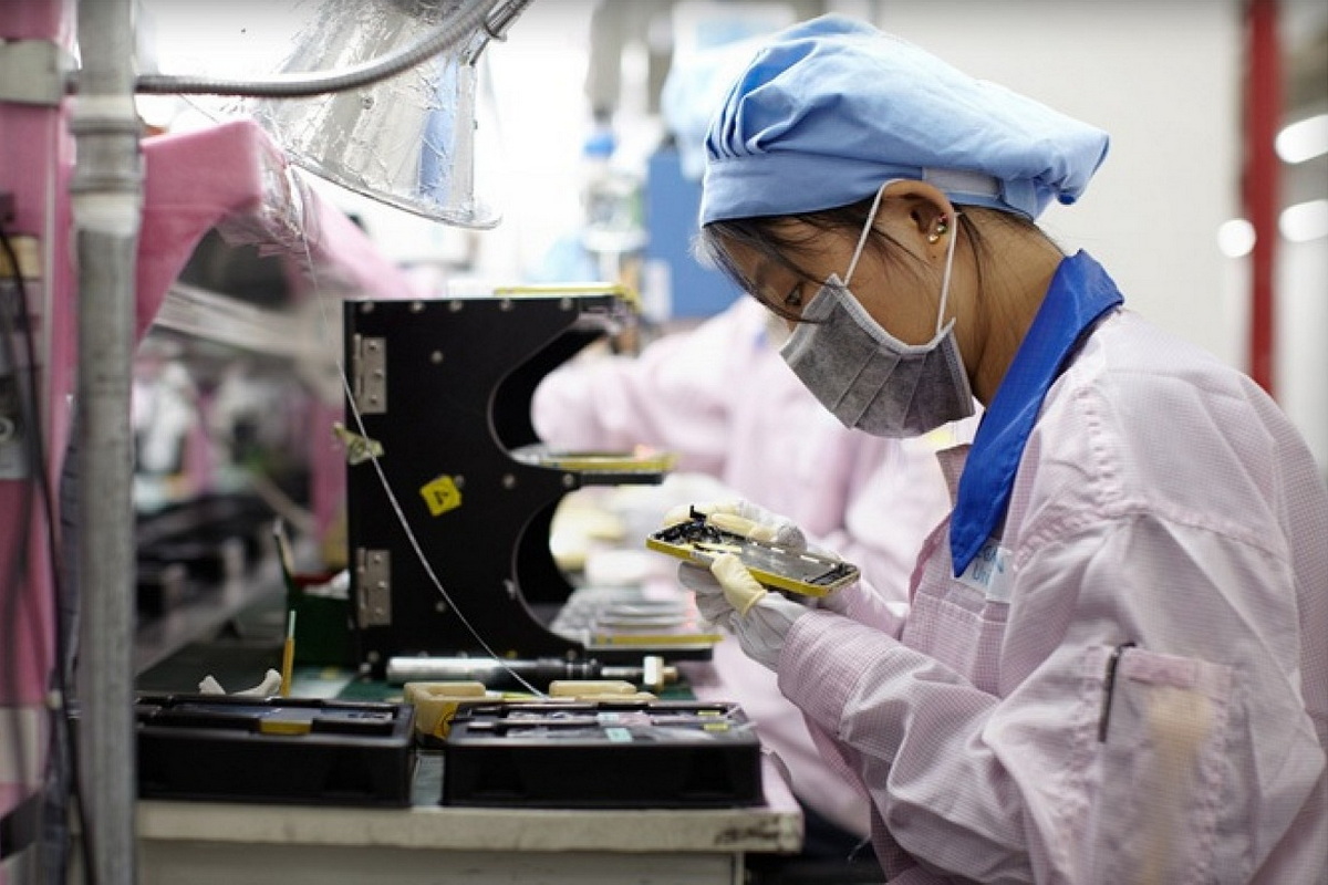 Производство Apple iPhone происходит на головном предприятии Foxconn в Китае Производство Apple iPhone происходит на головном предприятии Foxconn в Китае