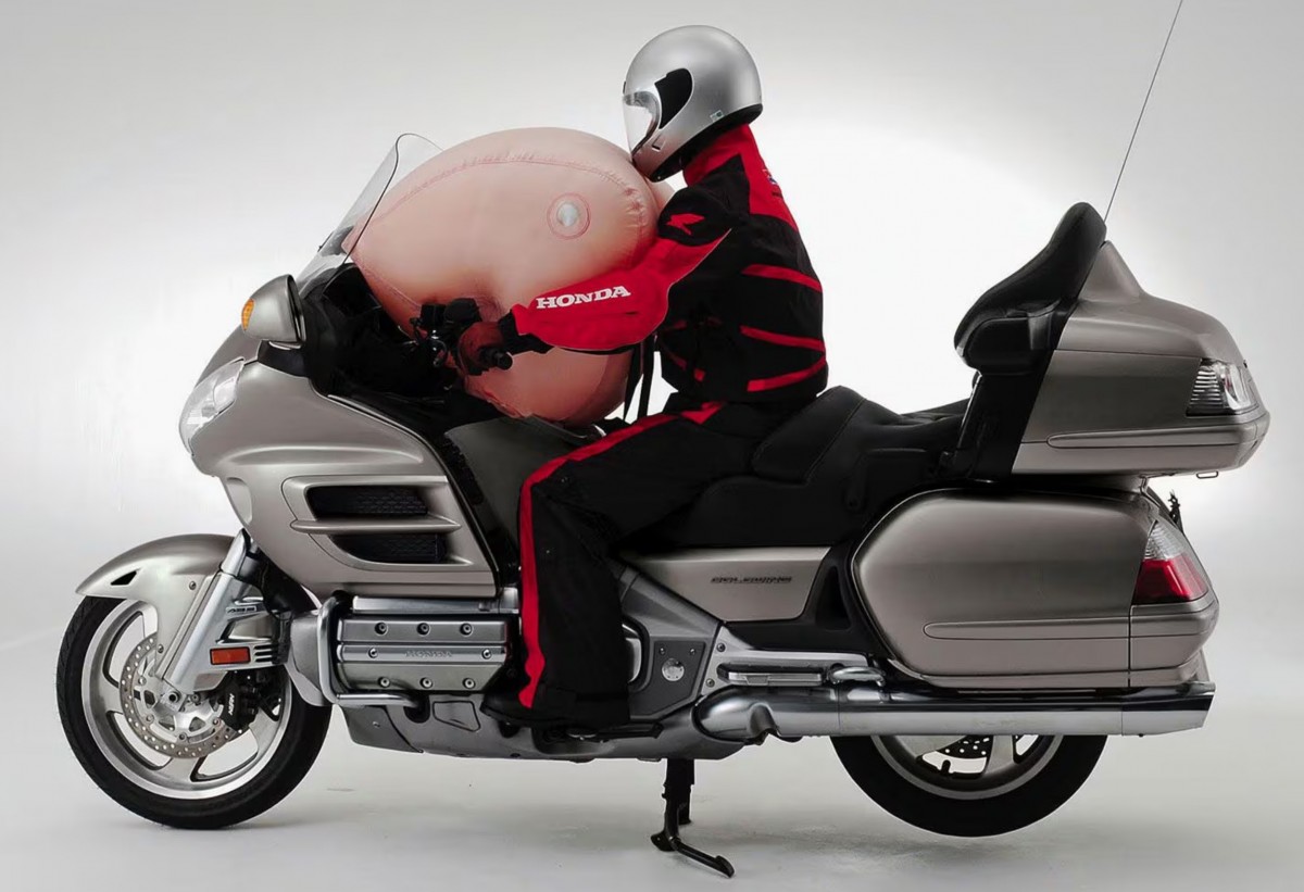Подушка безопасности на мотоцикле Honda Gold Wing Подушка безопасности на мотоцикле Honda Gold Wing
