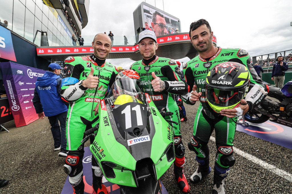 Kawasaki Webike Trickstar на подиуме Ле-Мана 24 Kawasaki Webike Trickstar на подиуме Ле-Мана 24