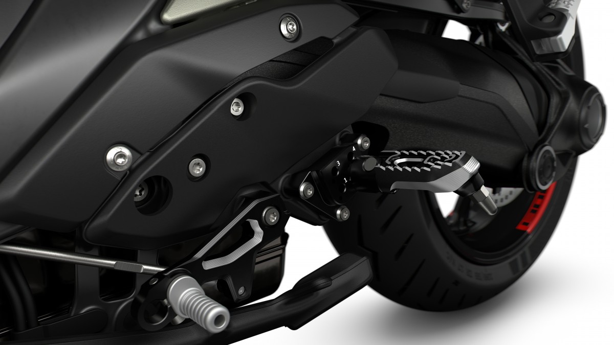 BMW R 1300 RS (2025) - водительские подножки отставлены чуть дальше назад BMW R 1300 RS (2025) - водительские подножки отставлены чуть дальше назад