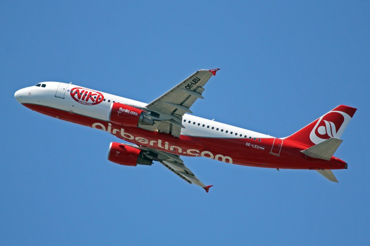 Самолет Airbus A320 компании flyNiki уже в цветах AirBerlin (2013) Самолет Airbus A320 компании flyNiki уже в цветах AirBerlin (2013)