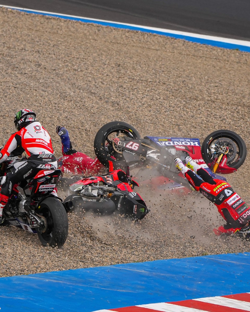 Массовый завал на старте воскресной гонки CzechWorldSBK Массовый завал на старте воскресной гонки CzechWorldSBK