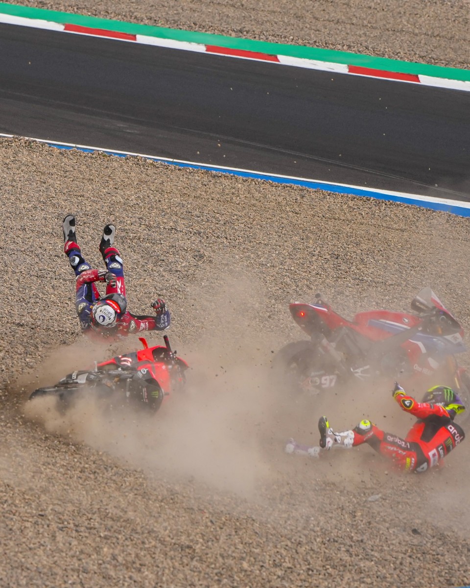 Массовый завал на старте воскресной гонки CzechWorldSBK Массовый завал на старте воскресной гонки CzechWorldSBK