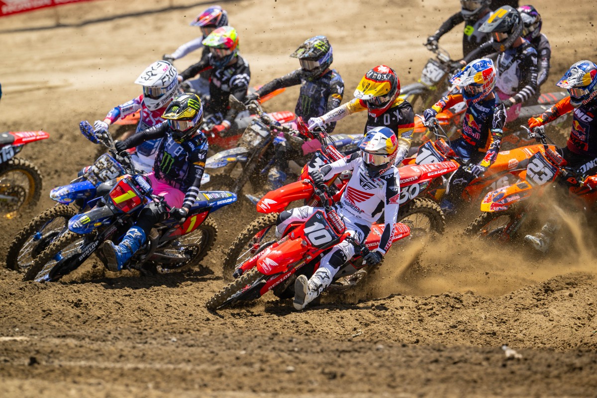 Старт гонки 250 AMA Pro Motocross в Пуле Старт гонки 250 AMA Pro Motocross в Пуле