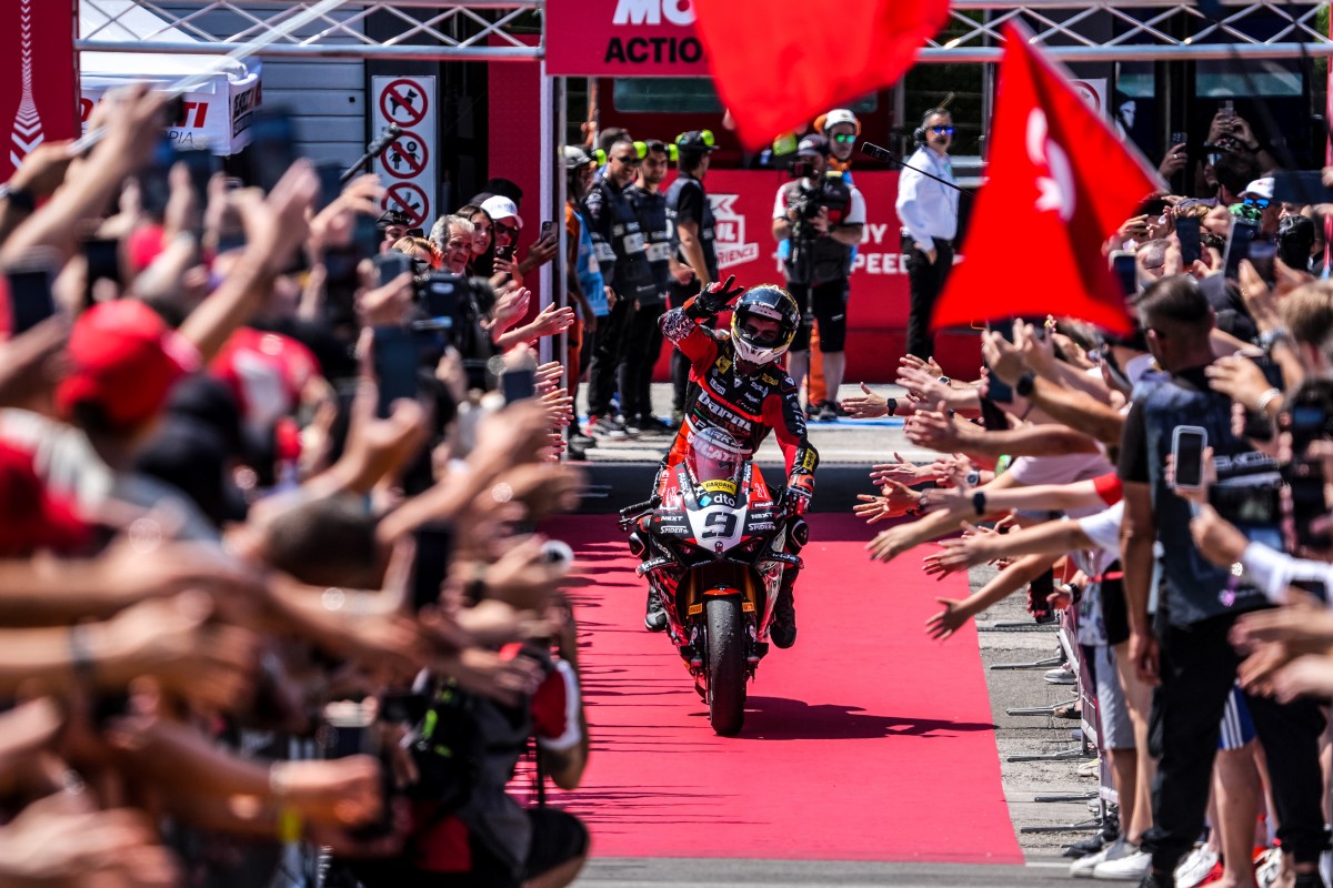 Данило Петруччи на подиуме субботней гонки 6 этапа WorldSBK в Мизано Данило Петруччи на подиуме субботней гонки 6 этапа WorldSBK в Мизано
