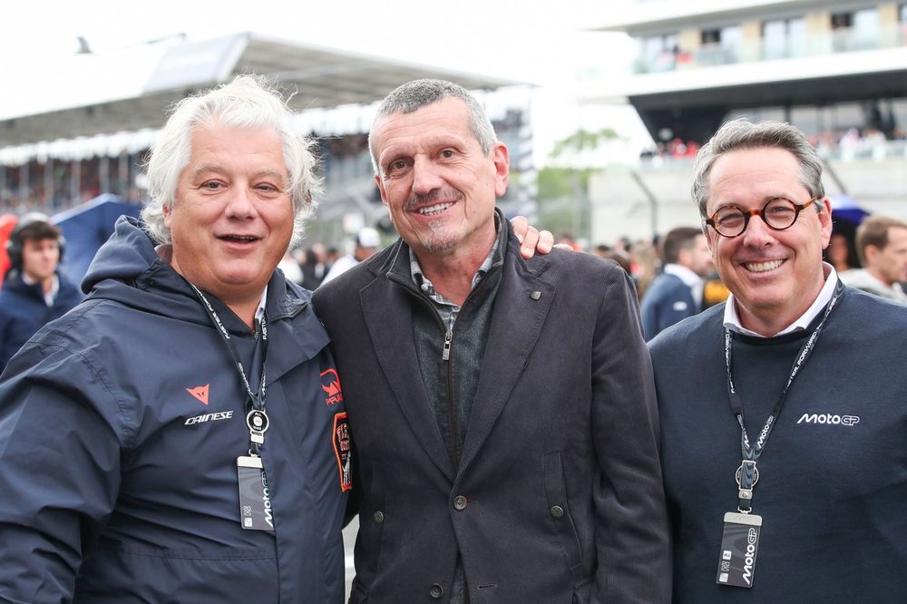 Гюнтер Штайнер, бывший босс Haas F1 Team в центре вместе с Паоло Кампиноти (Pramac Racing) Гюнтер Штайнер, бывший босс Haas F1 Team в центре вместе с Паоло Кампиноти (Pramac Racing)