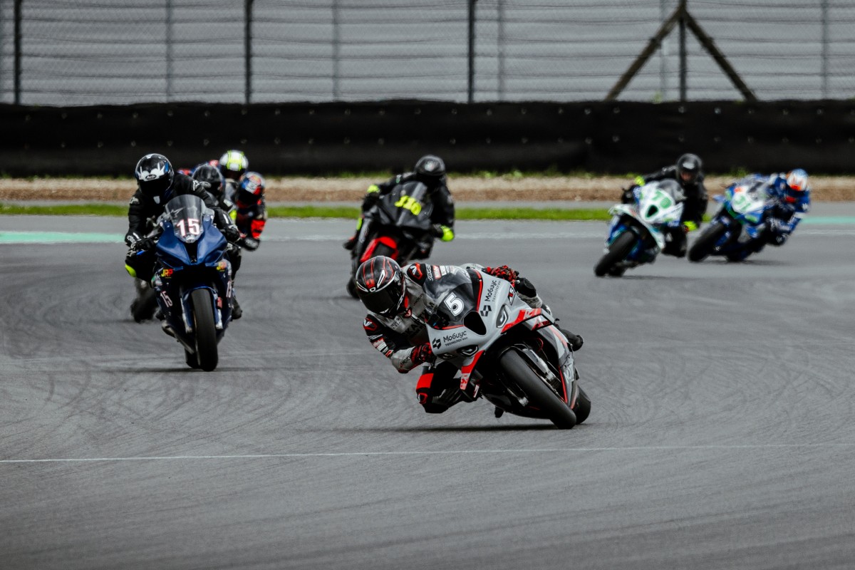 Амир Пиванзадех возглавил гонку SBK3 Амир Пиванзадех возглавил гонку SBK3