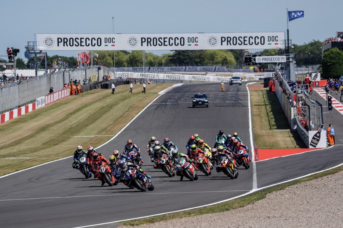 Старт субботней гонки UKWorldSBK в Донингтоне Старт субботней гонки UKWorldSBK в Донингтоне