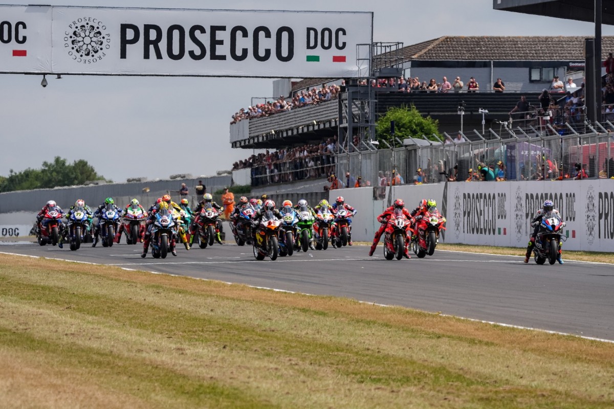 Старт воскресной гонки UKWorldSBK в Донингтоне Старт воскресной гонки UKWorldSBK в Донингтоне