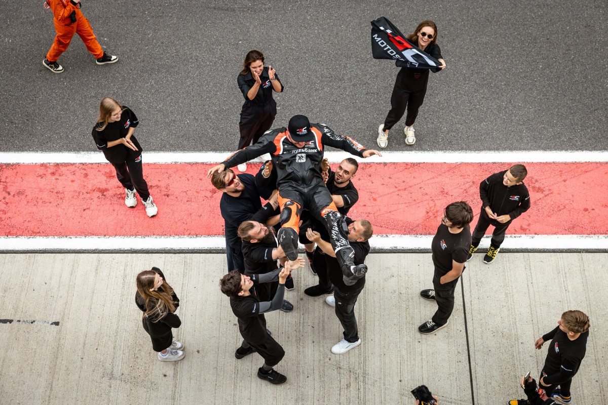 Команда DC Motorsport качает своего фаворита Команда DC Motorsport качает своего фаворита