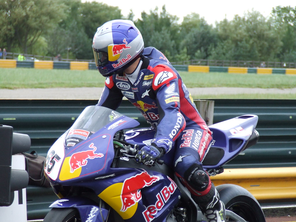 Ранние годы: Джонатан Рэй в British Superbike Ранние годы: Джонатан Рэй в British Superbike