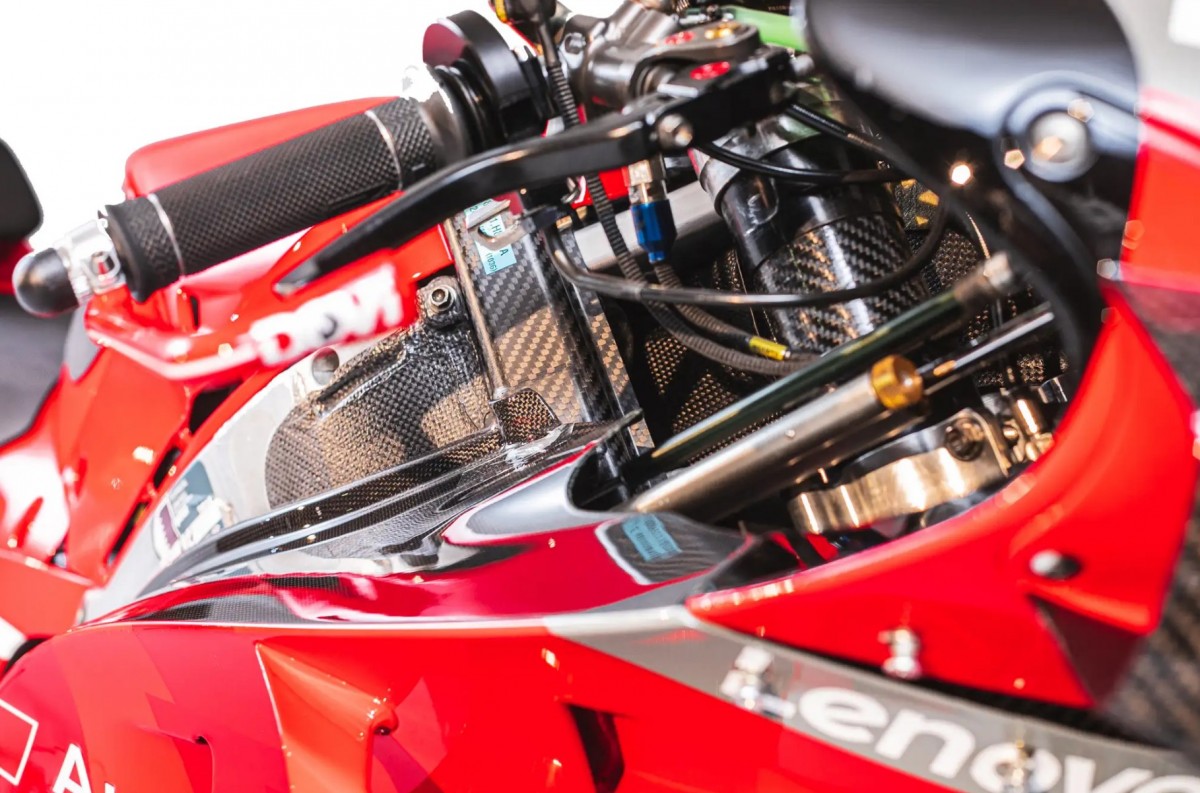 Детали Ducati Desmosedici GP19 Андреа Довициозо, выставленного на аукцион Детали Ducati Desmosedici GP19 Андреа Довициозо, выставленного на аукцион
