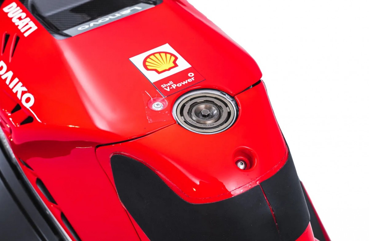 Детали Ducati Desmosedici GP19 Андреа Довициозо, выставленного на аукцион Детали Ducati Desmosedici GP19 Андреа Довициозо, выставленного на аукцион
