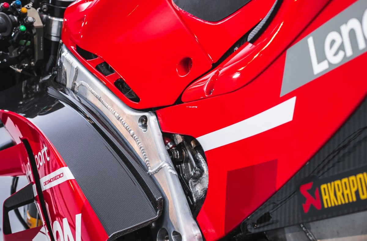 Детали Ducati Desmosedici GP19 Андреа Довициозо, выставленного на аукцион Детали Ducati Desmosedici GP19 Андреа Довициозо, выставленного на аукцион