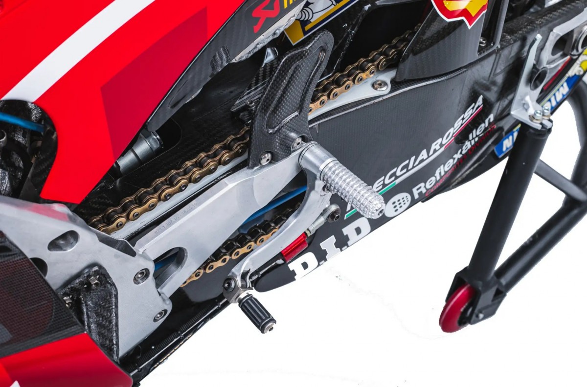 Детали Ducati Desmosedici GP19 Андреа Довициозо, выставленного на аукцион Детали Ducati Desmosedici GP19 Андреа Довициозо, выставленного на аукцион