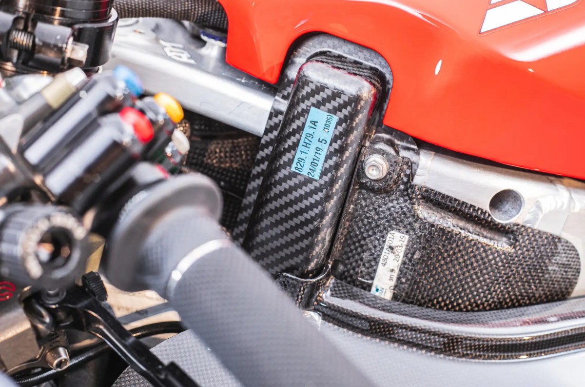 Детали Ducati Desmosedici GP19 Андреа Довициозо, выставленного на аукцион Детали Ducati Desmosedici GP19 Андреа Довициозо, выставленного на аукцион