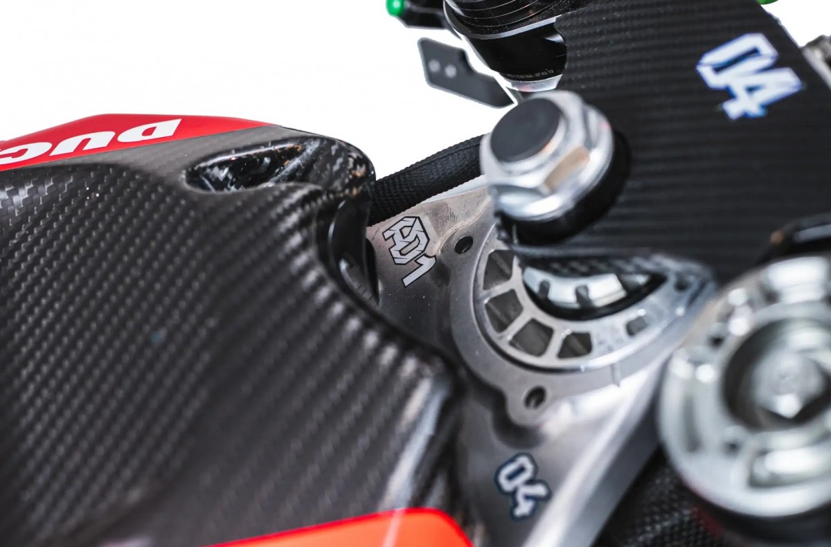 Детали Ducati Desmosedici GP19 Андреа Довициозо, выставленного на аукцион Детали Ducati Desmosedici GP19 Андреа Довициозо, выставленного на аукцион
