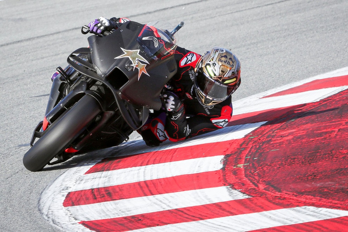 Хорхе Мартин на тестах с Aprilia Racing в 10-м повороте Barcelona-Catalunya Хорхе Мартин на тестах с Aprilia Racing в 10-м повороте Barcelona-Catalunya