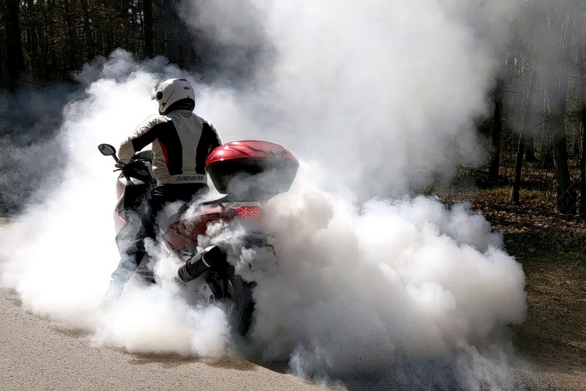 Gilera GP800 умеет burn-out! Gilera GP800 умеет burn-out!