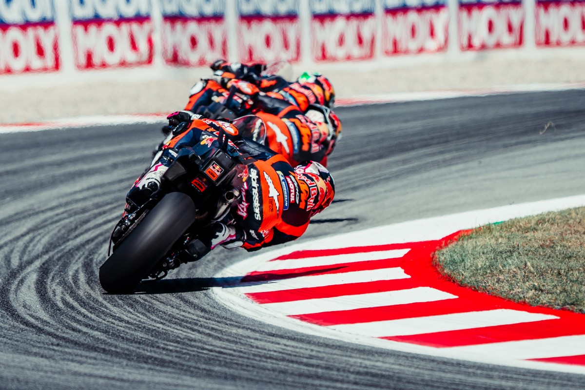 Дуэль трех KTM RC16 в Барселоне Дуэль трех KTM RC16 в Барселоне