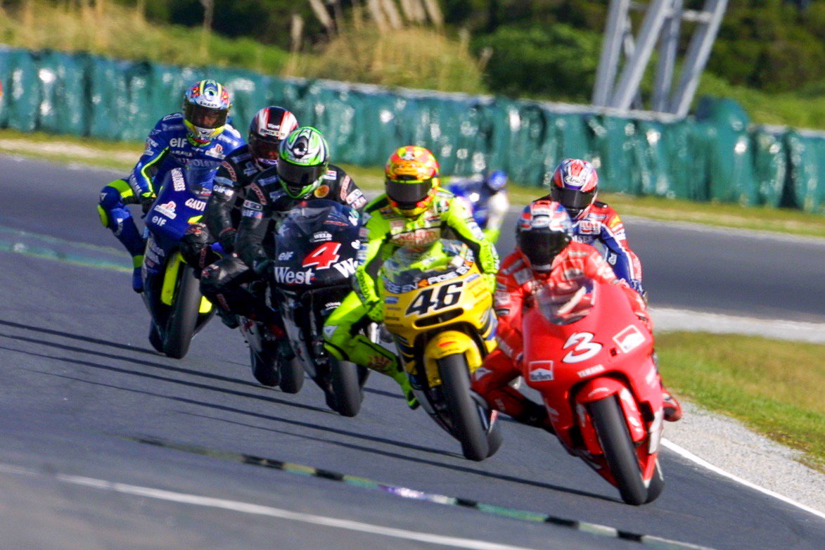 На заре MotoGP паддок был полон пилотов со всего мира На заре MotoGP паддок был полон пилотов со всего мира